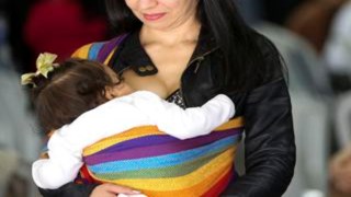 Projeto garante direito de mães amamentarem em qualquer local