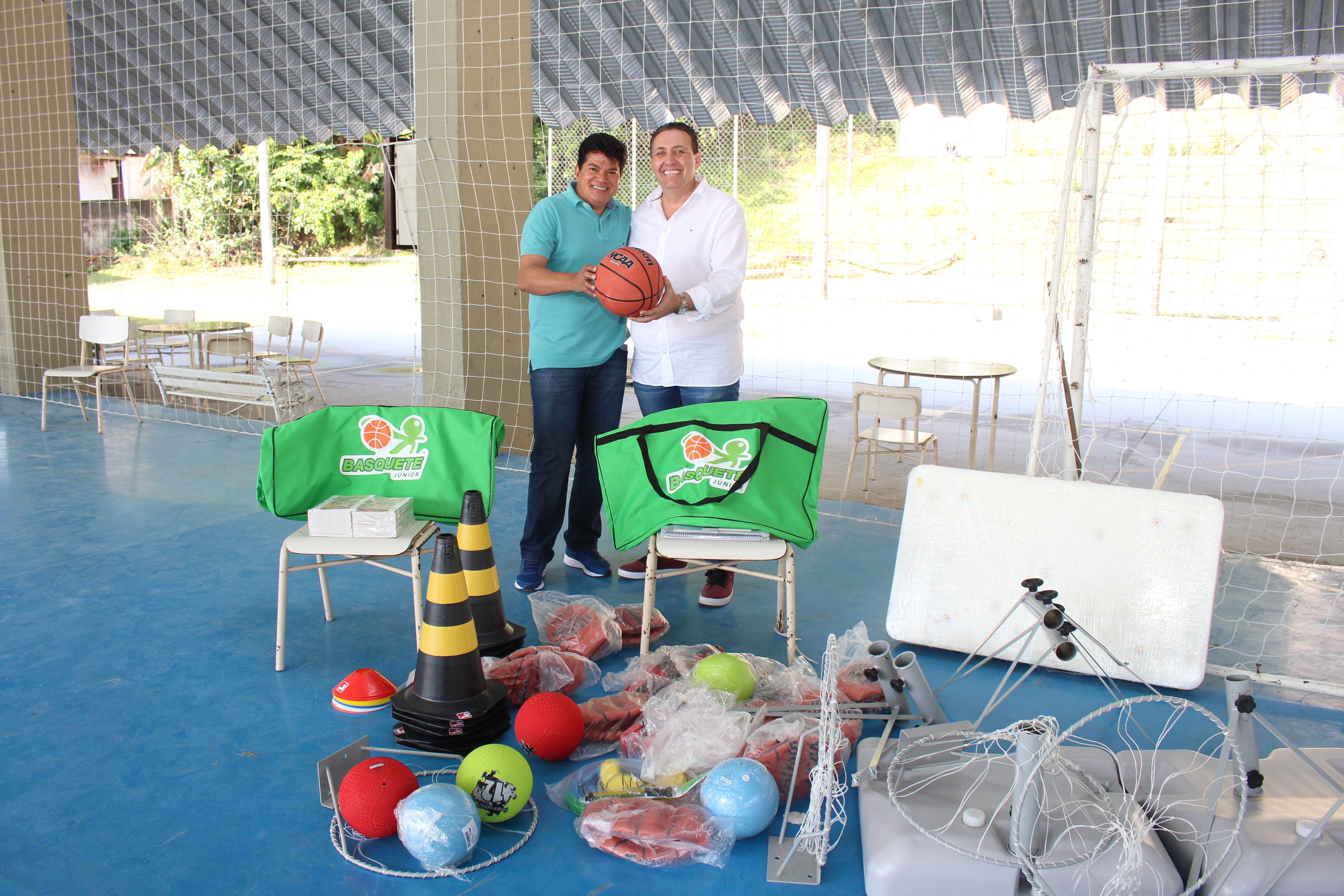 Kits esportivos são entregues para a Escola Professor Honório Miranda