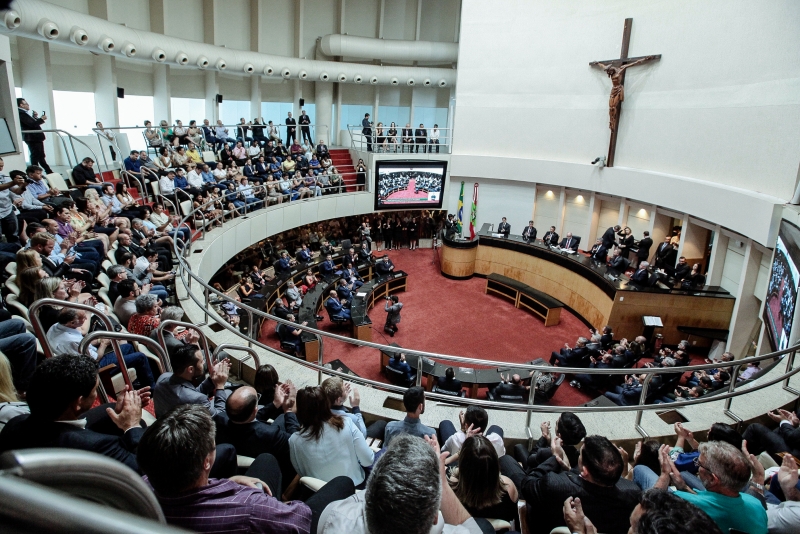 Presidente prestigia posse dos deputados estaduais